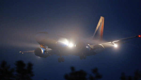 Самолет совершает посадку в туманe