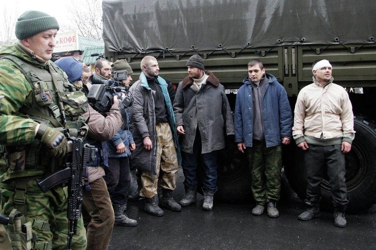 Пленные военнослужащие ВСУ на улицах Донецка