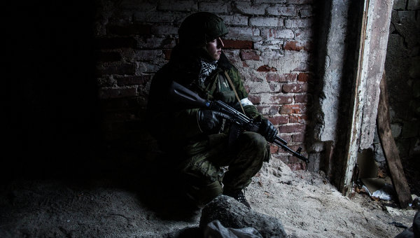 Вооруженный мужчина в Донбассе. Архивное фото