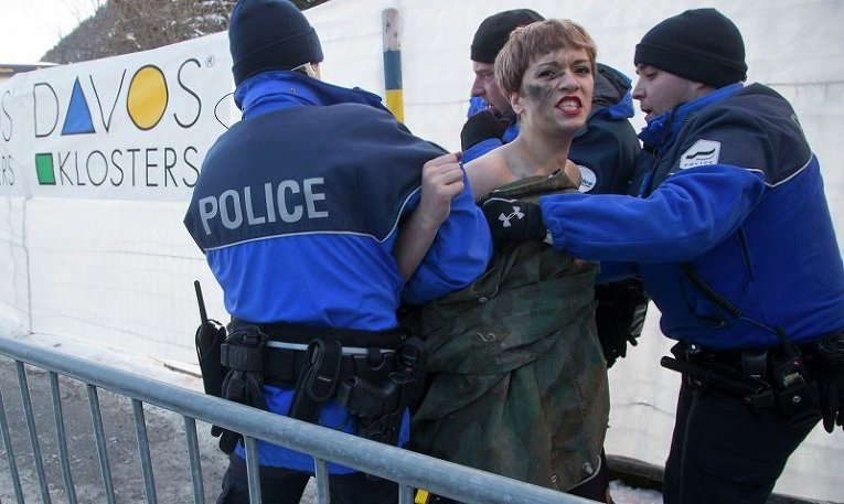Акция Femen в Давосе