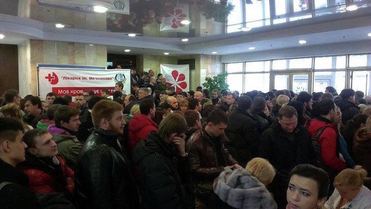 В Днепропетровске сдают кровь для раненых бойцов АТО, защищавших донецкий аэропорт
