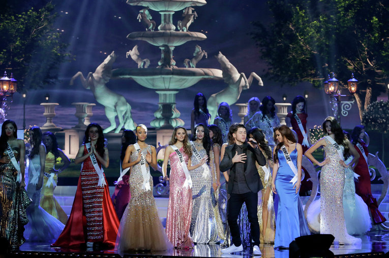 Ник Джонас выступает на конкурсе Мисс Вселенная