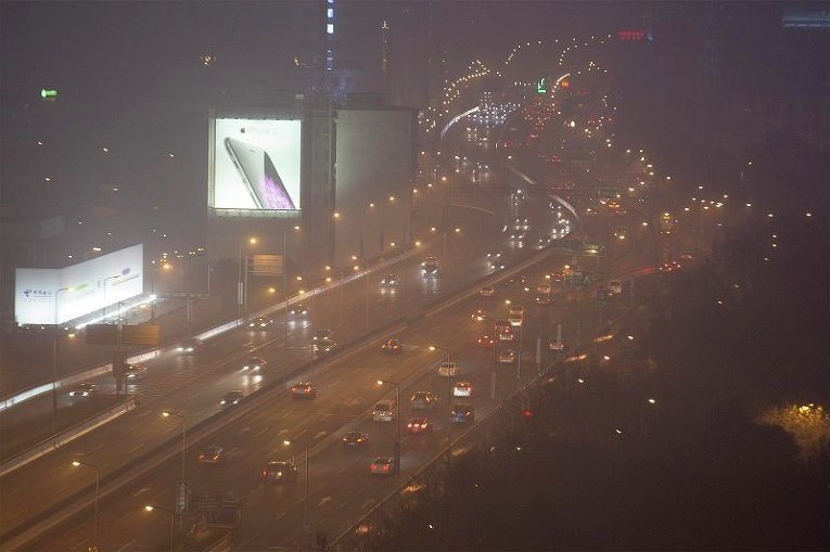Вид на Шанхай в туманную ночь