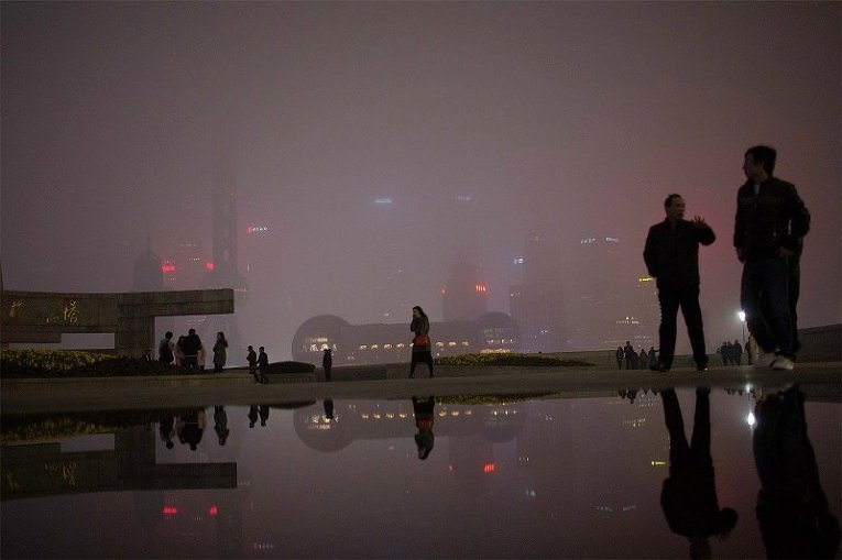 Вид на Шанхай в туманную ночь