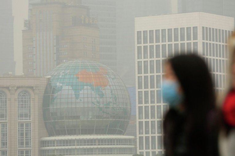 Жители Шанхая в масках, чтобы защититься от смога