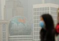 Жители Шанхая в масках, чтобы защититься от смога