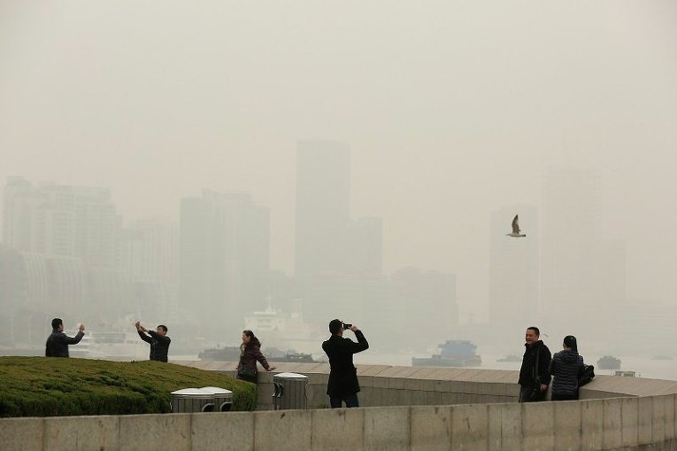 Вид на Шанхай, окутанный туманом и смогом