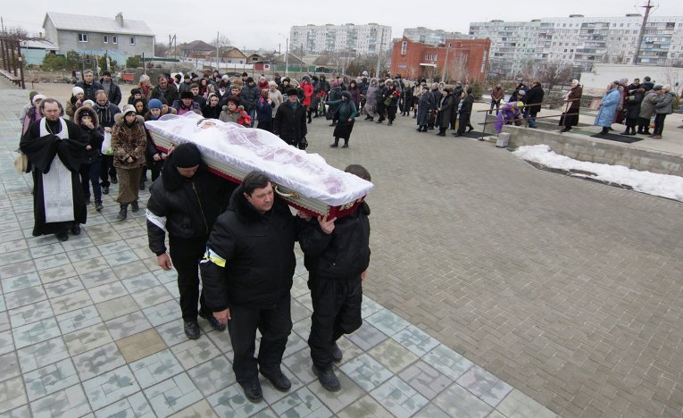 Похороны погибших при обстрелах Мариуполя