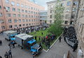 Ополченцы и сотрудники милиции во дворе областной администрации в Луганске, взятой под контроль сторонниками федерализации.