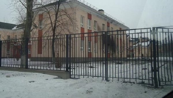 Здание школы, обстрелянной в Донецке