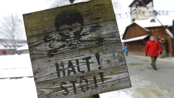 Табличка с надписью Стой! близ концлагеря Освенцим (Аушвиц-Биркенау) в Польше