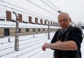 Один из бывших заключенных концлагеря Освенцим (Аушвиц-Биркенау) в Польше