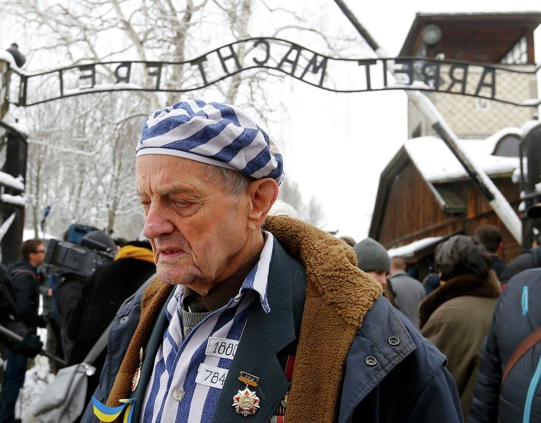 Один из бывших заключенных концлагеря Освенцим (Аушвиц-Биркенау) в Польше