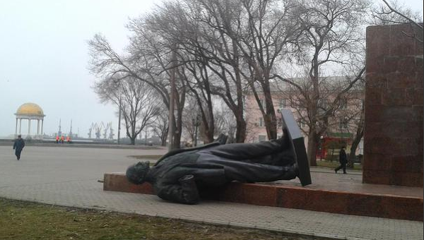 В Бердянске снесли памятник Ленину