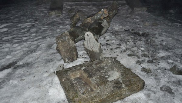 Памятник Ленину снесли в Запорожье