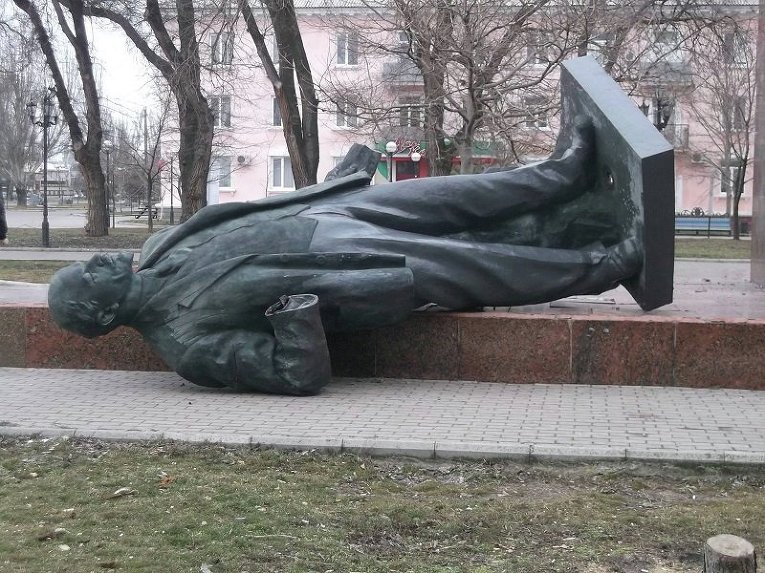 Памятник Ленину, поваленный в Бердянске