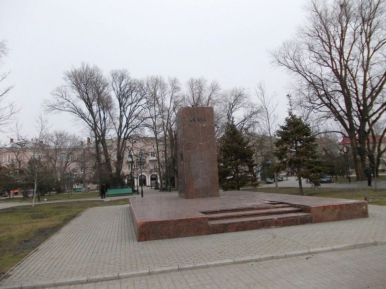 Памятник Ленину, поваленный в Бердянске