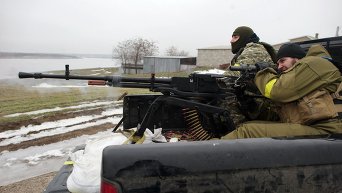 Украинские военные в селе близ Мариуполя