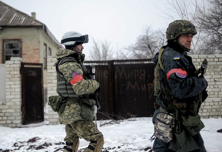 Украинские военнослужащие в селе Орехово Луганской области