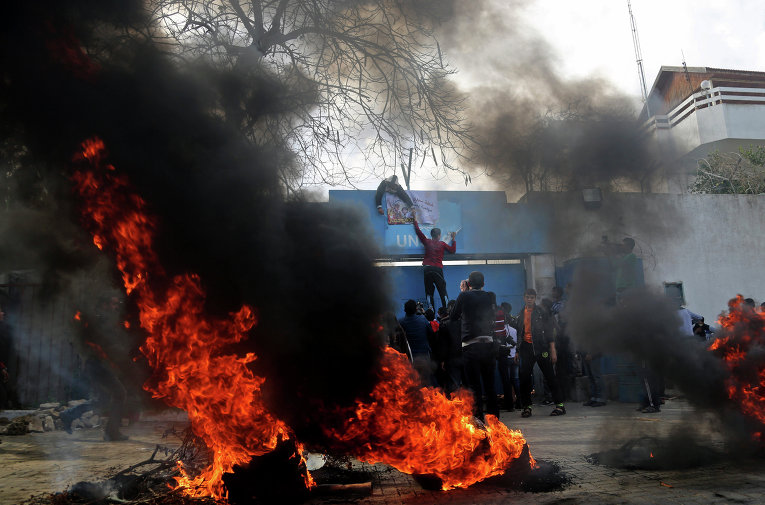 Палестинские протестующие в северной части сектора Газа