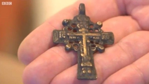 Крест, найденный во время раскопок в Киеве