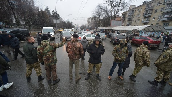 Бойцы Айдара перекрывают движение у здания Минобороны. 30 января 2015 года