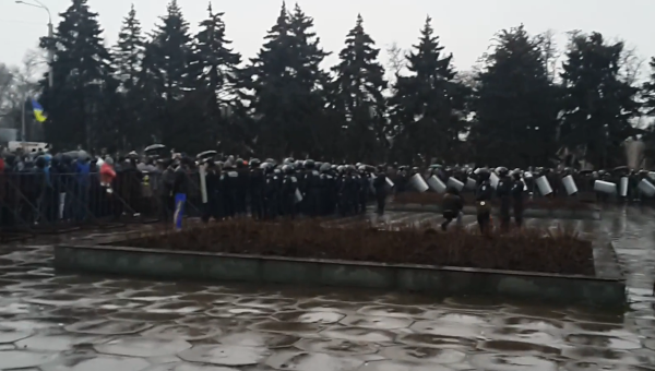 Активисты пытаются прорвать кордон милиции в Запорожье, который выстроен у памятника Ленину