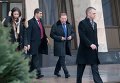 Экс-президент Украины Леонид Кучма (в центре) перед началом переговоров контактной группы по Украине в Минске