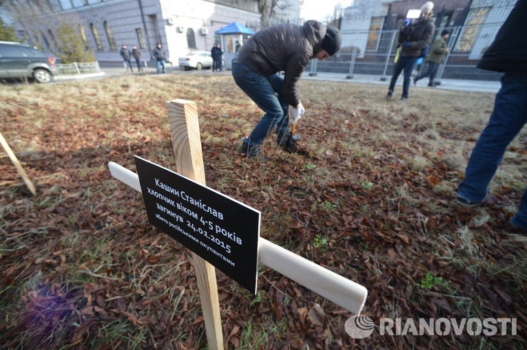 Таблички с именами погибших в Мариуполе у здания посольства РФ в Украине