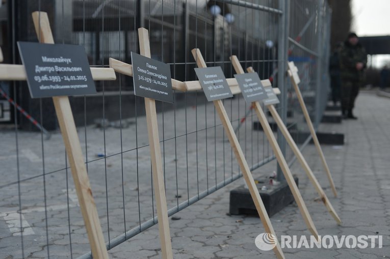 Таблички с именами погибших в Мариуполе у здания посольства РФ в Украине