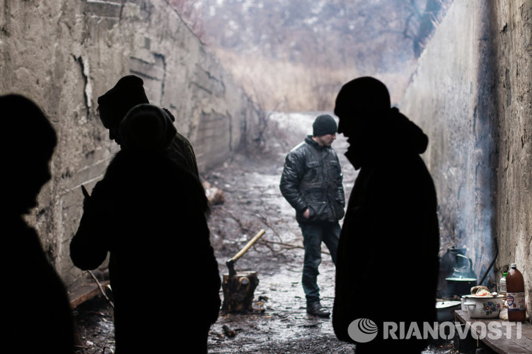 Жители поселка Марьинка Донецкой области в бомбоубежище