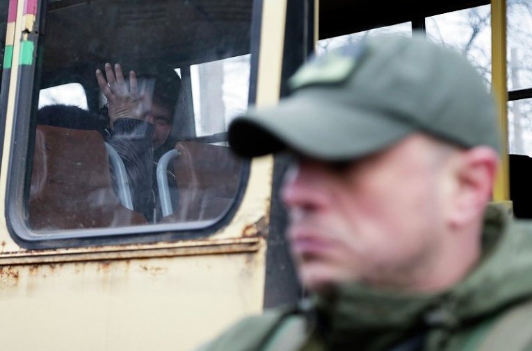 Житель Дебальцево плачет перед эвакуацией из города