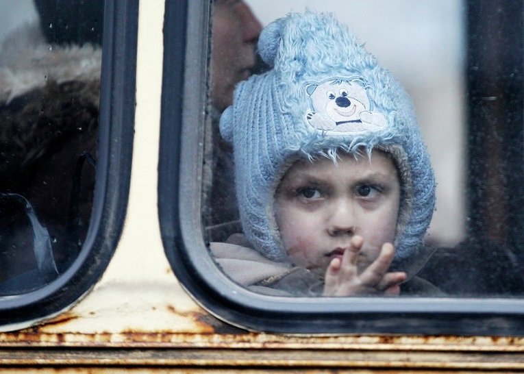 Ребенок ждет в автобусе эвакуации из Дебальцево