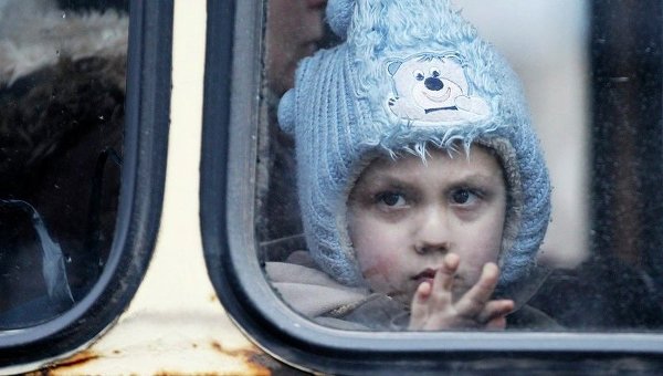 Ребенок ждет в автобусе эвакуации из Дебальцево