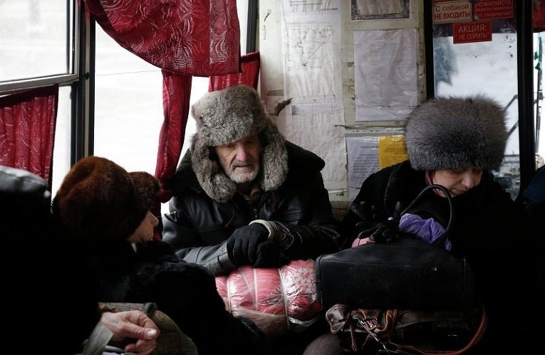 Жители Дебальцево сидят в автобусе в ожидании эвакуации из города