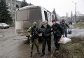 Украинский солдат помогает пожилому мужчине во время эвакуации жителей Дебальцево