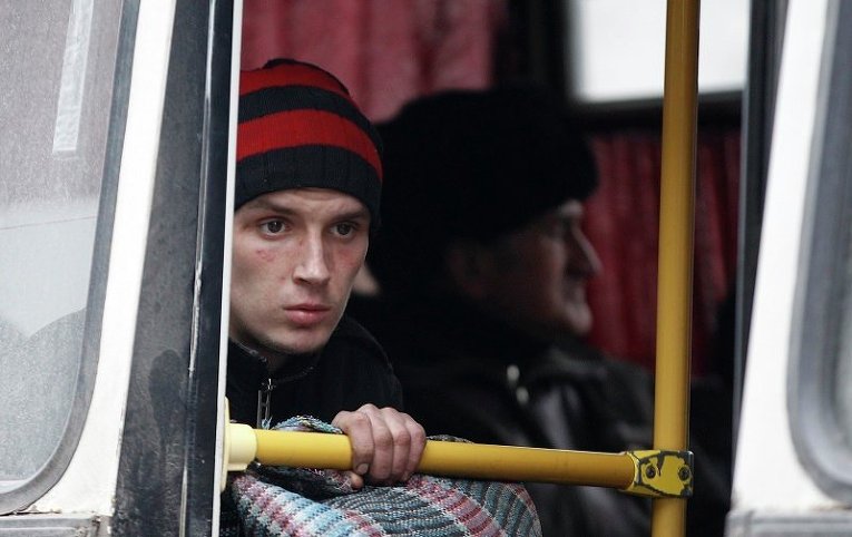Жители Дебальцево сидят в автобусе в ожидании эвакуации из города