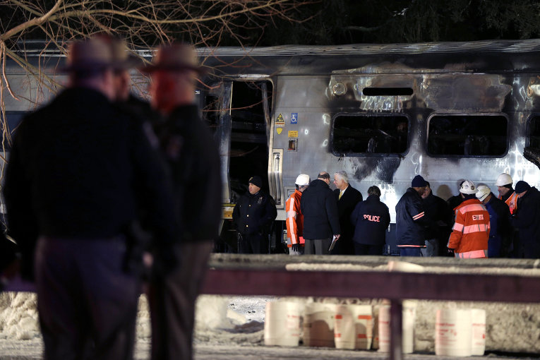 Столкновение поезда с автомобилем в пригороде Нью-Йорка