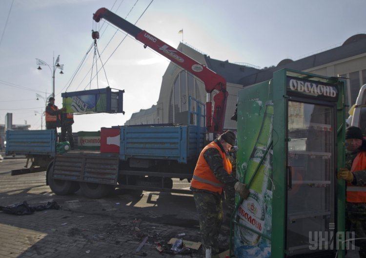 Демонтаж МАФов на вокзале в Киеве