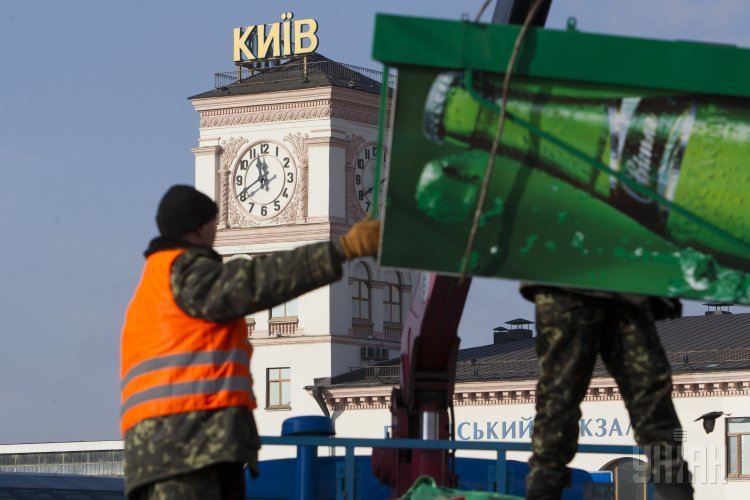 Демонтаж МАФов на вокзале в Киеве