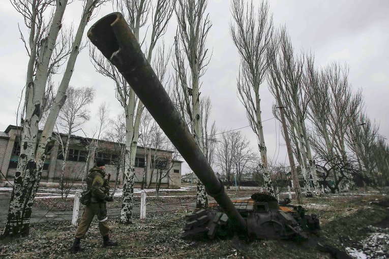 Ополченец у сожженного танка в Углегорске
