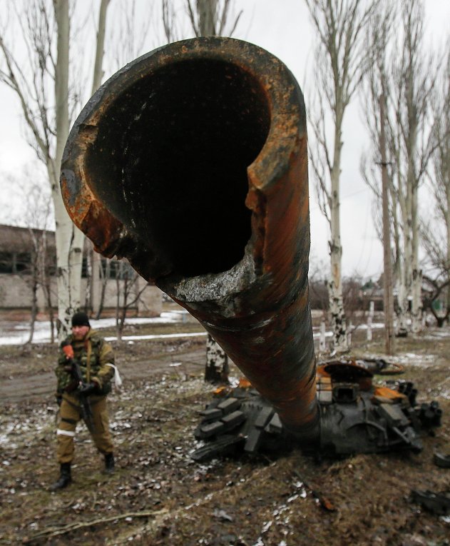 Ополченец у сожженного танка в Углегорске