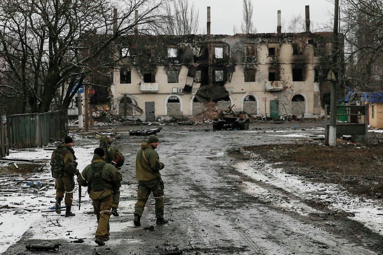 Ополченцы на одной из улиц Углегорска после ожесточенных боев