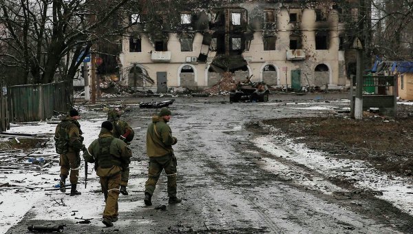 Ополченцы на одной из улиц Углегорска после ожесточенных боев