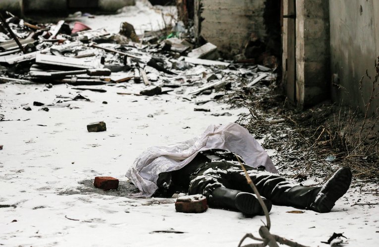 Тело убитого ополченца на улице Углегорска после боев