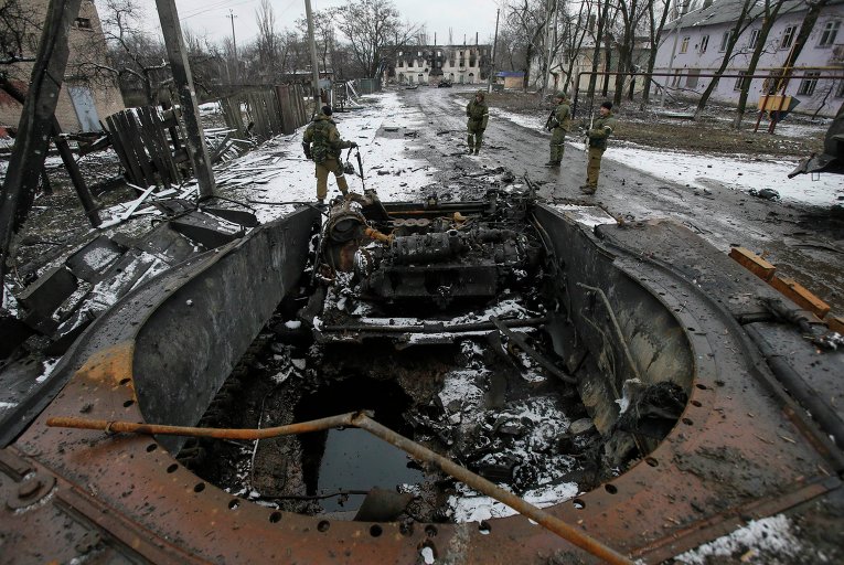 Ополченцы возле сожженной техники на улице Углегорска