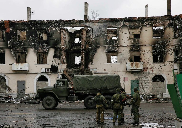 Ополченцы на фоне разрушенного здания в Углегорске
