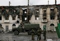 Ополченцы на фоне разрушенного здания в Углегорске