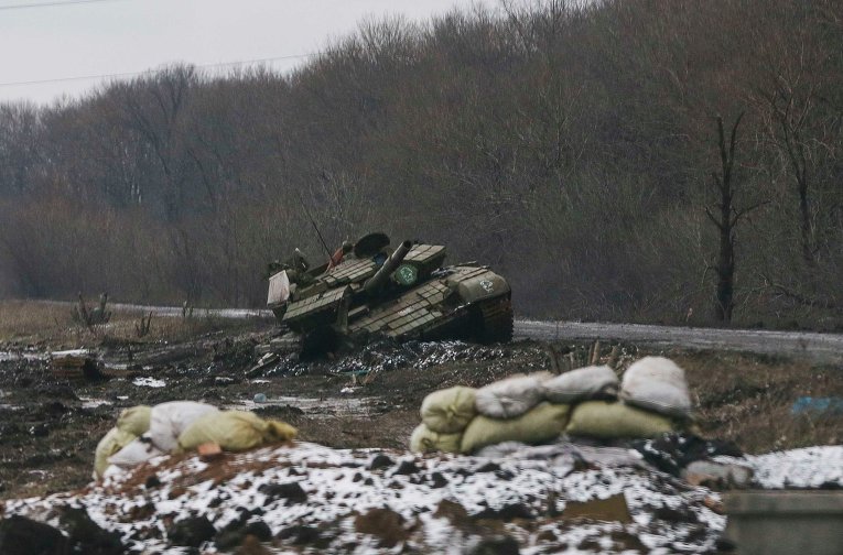 Уничтоженный танк ополченцев в результате боев неподалеку от Углегорска