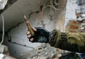 Ополченец демонстрирует крупнокалиберный патрон в Углегорске